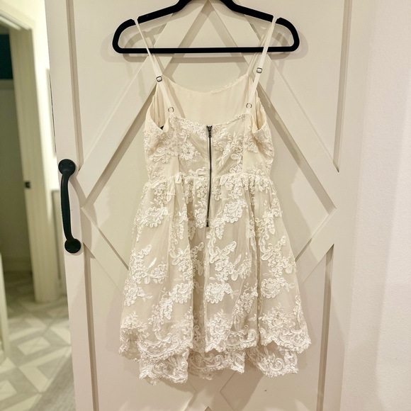 Alice + Olivia White Mini Floral Embroidered Dress (Size 2) - Picture 4 of 9